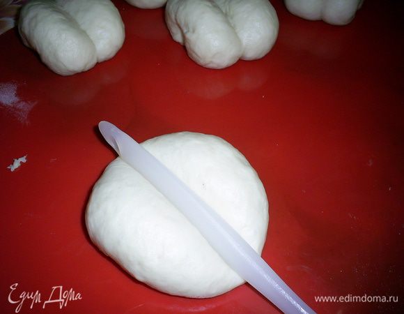 По середине каждого шарика делаем углубление с помощью длинного толстой палочки (у меня ручка от лопатки).