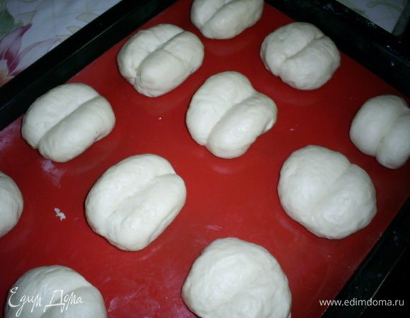 Выпекаем на противне, застеленном бумагой или ковриком для выпечки. Перед выпечкой даем подойти минут 10. В это время нагреваем духовку до 200 градусов. Выпекаем 10-15 минут до золотистого цвета. Я выпекала 15 минут.
