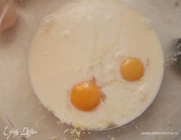 Добавить яичные желтки и молоко,все слегка взбить.