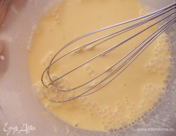 Просеять туда муку и добавить сахар. Взбить до однородности.