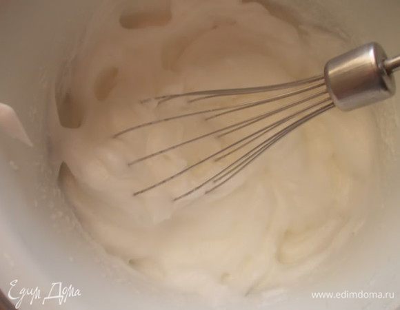 Отдельно взбиваем белки с щепоткой соли. Взбиваем,до крепких пиков.