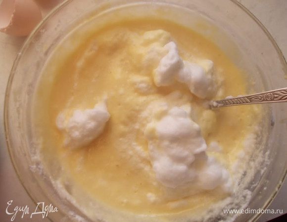 Белки аккуратно ввести в тесто.