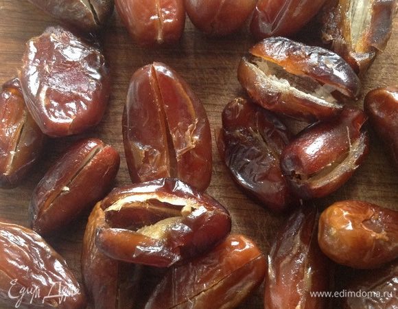 На каждом финике сделать разрез по длине, и вынуть косточку.
