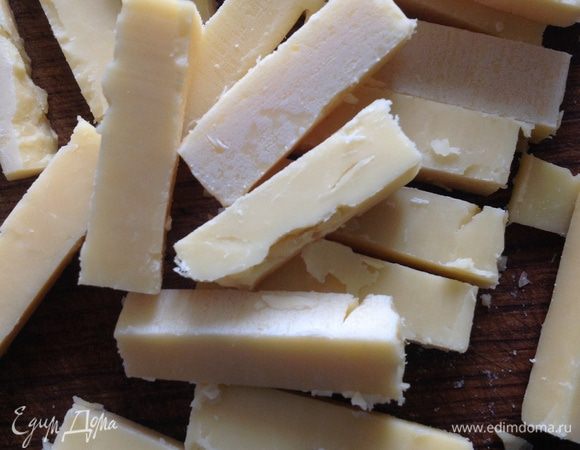 Порезать сыр на 20 брусочков.
