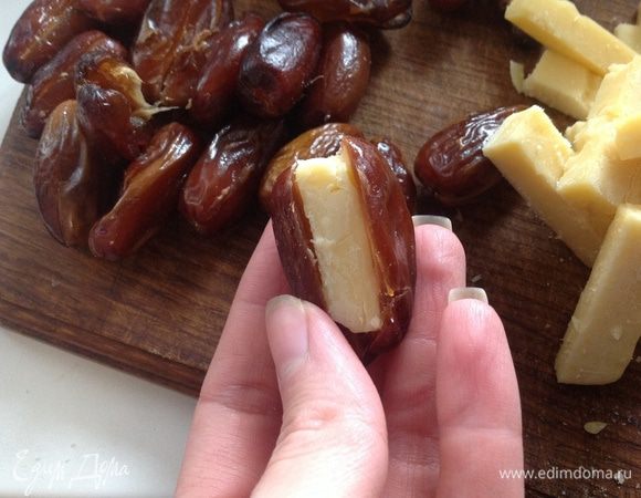 Вложить в каждый финик кусочек сыра.

