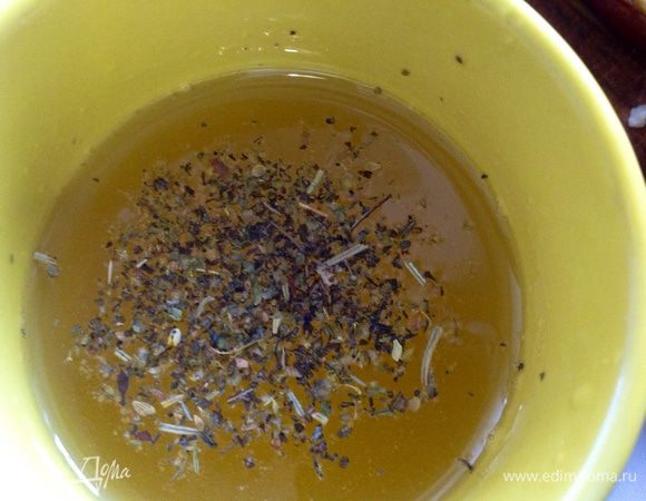 Взбить растительное масло с апельсиновым соком, и добавить прованские травы.
