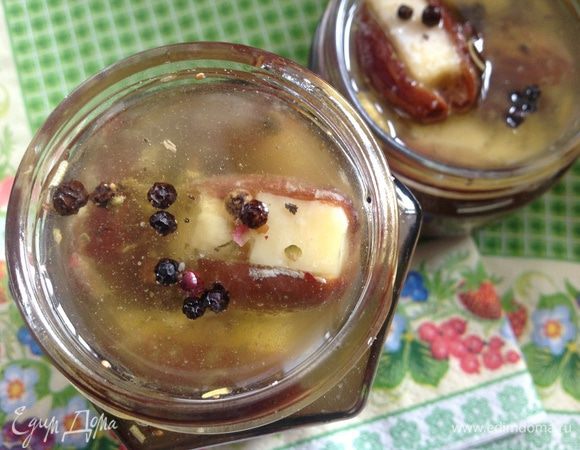 Выложить часть фиников в банку, добавить перец и часть масла с апельсиновым соком. Затем выложить оставшиеся финики, перец и залить оставшимся маслом! (Если есть розмарин, добавить его... но это уже без прованских трав!)
Плотно закрыть банку и поставить в прохладное место на 1-2 недели.
Подавать в качестве закуски, очень подходит к вину!