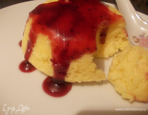 Когда пудинг будет готов, вынуть его из формочек и полить ягодным соусом или джемом. Мне понравился он теплым.