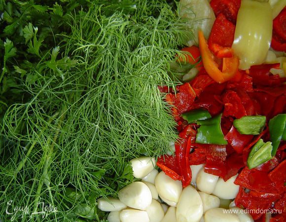 Перец моем, удаляем плодоножки и семечки, нарезаем небольшими кусочками. Очищаем чеснок.