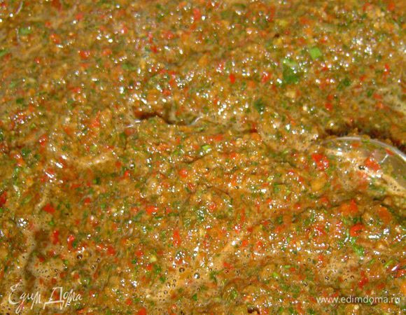 С помощью кухонного процессора (или с помощью мясорубки) перец, нарезанную мелко зелень, чеснок измельчаем.