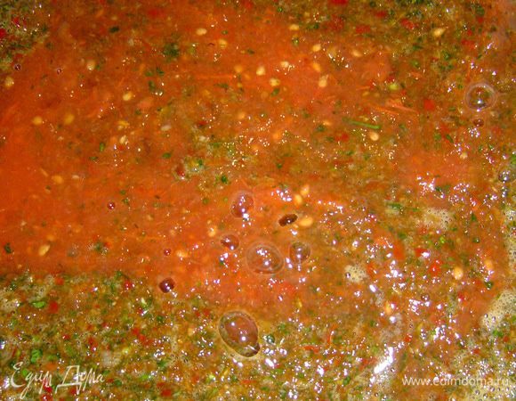 Помидоры моем, удаляем плодоножки, измельчаем с помощью мясорубки или кухонного процессора и смешиваем с массой из перца, чеснока и зелени, перемешиваем.