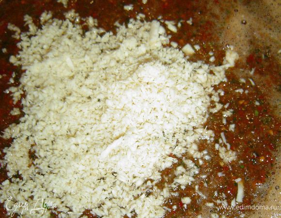 Хрен очищаем, как и в предыдущем случае, измельчаем и добавляем к овощной массе, перемешиваем.