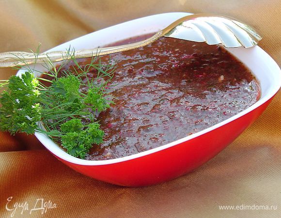 Готовую аджику перекладываем в банки, закрываем полиэтиленовыми крышками и отправляем в холодильник.
Аджика может так храниться до полугода.