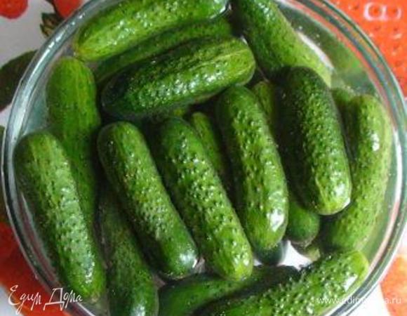 Огурцы помыть.