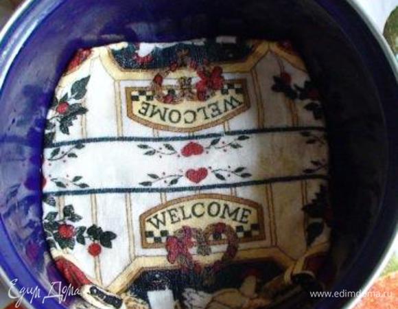 Приготовить кастрюлю для стерилизации банок. Положить на дно полотенце, налить воды немного меньше уровня плечиков банок (когда вы поставите банки, вода должна доходить до плечиков) и поставить на огонь.