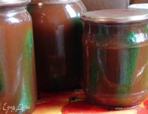 Залить закипевшим рассолом огурцы, положить сверху стерилизованные крышки (не закатывать).