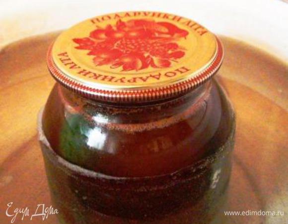 и поставить банки стерилизоваться в кастрюлю на огне (температура банок и воды в кастрюле должны быть примерно одинаковыми). Вода не должна сильно кипеть. Время стерилизации зависит от объема банок. Обычно банки до 1 л стерилизуют 10 мин., литровые банки - 15 мин., двухлитровые – 20-25 мин., трехлитровые – 25-30 мин.