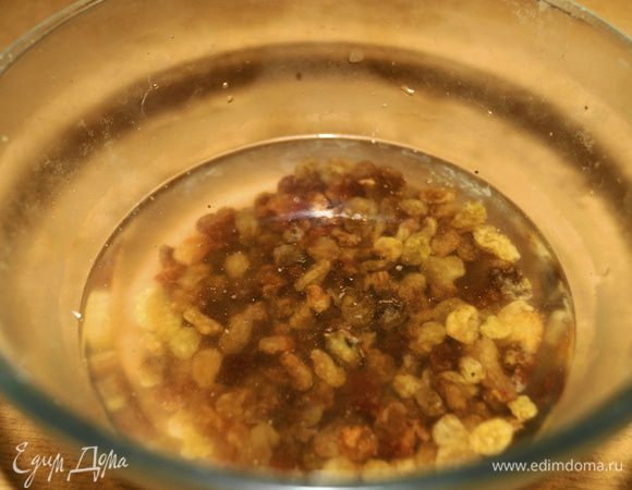 Тесто накрыть салфеткой и дать отлежаться минут 10. Тем временем изюм залить горячей водой и дать немного постоять. Затем слить воду.