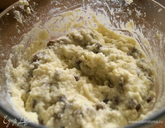 Для начинки смешать творог с сахаром и добавить изюм, перемешать.
