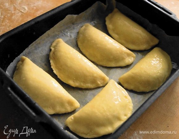 Выложить сочники на противень и смазать взбитым яйцом. Поставить в разогретую до 200 градусов духовку на 20-25 минут.