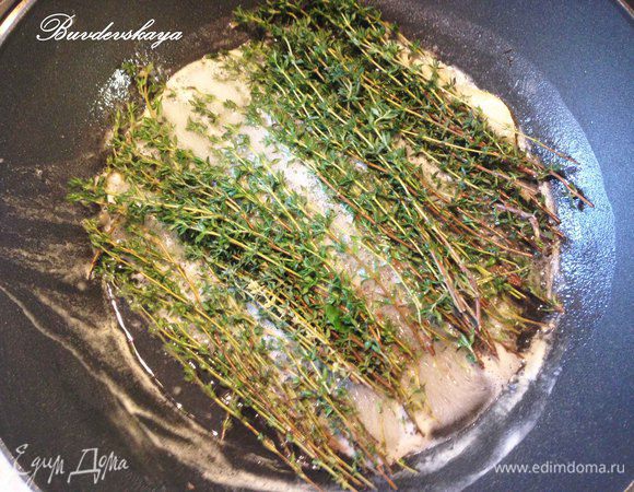 Моем и обсушиваем бумажным полотенцем  тимьян и кладём в сироп. Варим примерно 30 мин. на небольшом огне. 