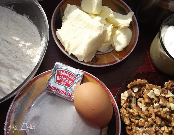 Дрожжи смешиваем с 1 ст. л. сметаны в отдельной посуде.