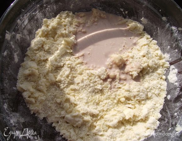 Соединяем масло, соль и 1 стакан муки. Растереть масляно-мучную смесь в крошку. Добавляем дрожжи.