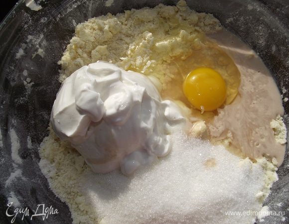 Затем добавляем яйцо, сахар, ванилин  и оставшуюся сметану.