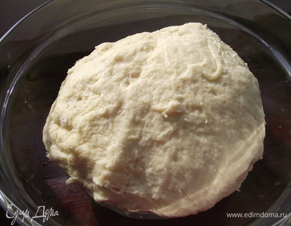 Замешиваем гладкое эластичное тесто.  Долго вымешивать не стоит. 
При необходимости добавить оставшуюся муку. 
Разделить на 3-4 маленьких шара и отправить на 30 минут в холодильник. 