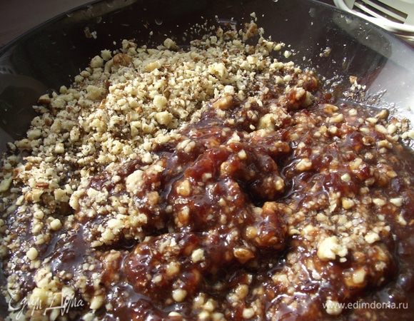 Орехи мелко порубить ножом и смешать с джемом.