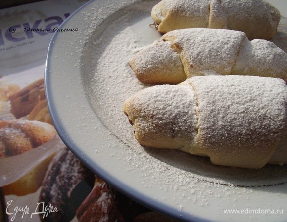 Разогреваем духовку до 180 градусов. 
Отправляем рогалики на противень на силиконовый коврик и  выпекаем в духовке минут 15-20 до золотистого цвета. 
Остужаем и посыпаем сахарной пудрой.


Приятного чаепития - насладитесь воспоминаниями из детства!