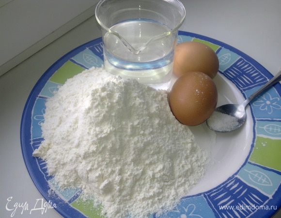 Пока курица варится, замешиваем тесто для лапши, но я лапшу готовлю заранее. В чашке перемешиваем соль, воду, яйца и начинаем добавлять муку. Все очень хорошо месим. Тесто должно получится тугим.