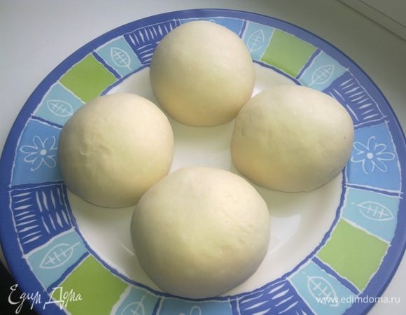 Делим тесто на 4 клубочка и раскатываем их тонко.