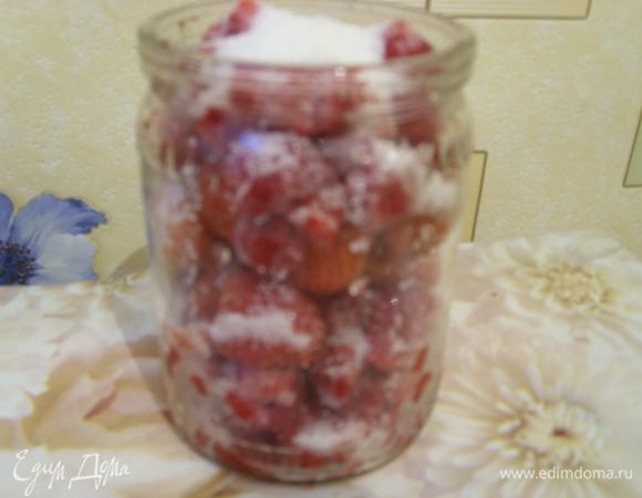 Накладываем ягоды в стерильные баночки и пересыпаем сахаром. Можно делать без сахара. Можно ягоды делать по отдельности и вместе слоями.