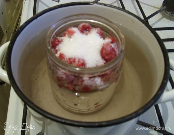 Баночки ставим в кастрюлю с водой до плеч. Нагреваем на медленном огне. Постепенно ягоды оседают,их можно добавлять.