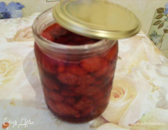 Закатываем прокипячёными железными крышками.