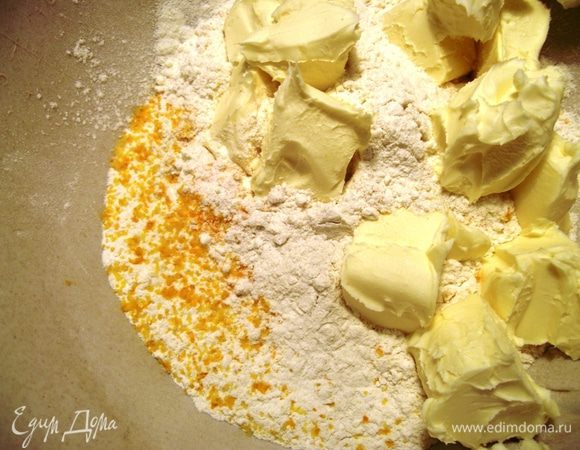 Высыпать в миску муку, соль, цедру. Добавить холодное масло и порубить ножом до образования крошки. Вливаем 2-3 ст. л. сливок.