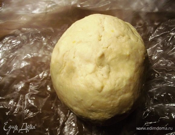 Все перемешиваем быстро руками и скатываем в шар, заворачиваем в пищевую пленку и отправляем на 30 минут в холодильник.