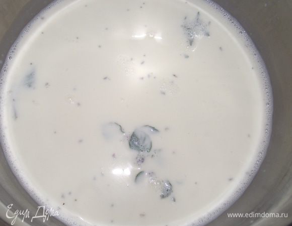 В кастрюльку выливаем сливки, добавляем 10 листьев свежей мяты,  прогреваем немного на слабом огне. Процеживаем через сито, чтобы избавиться от мяты.