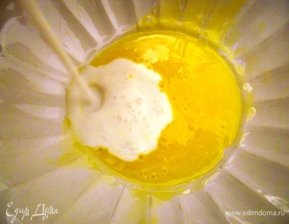 Желтки взбиваем венчиком с сахаром. Добавляем к желткам немного теплых сливок и перемешиваем. 