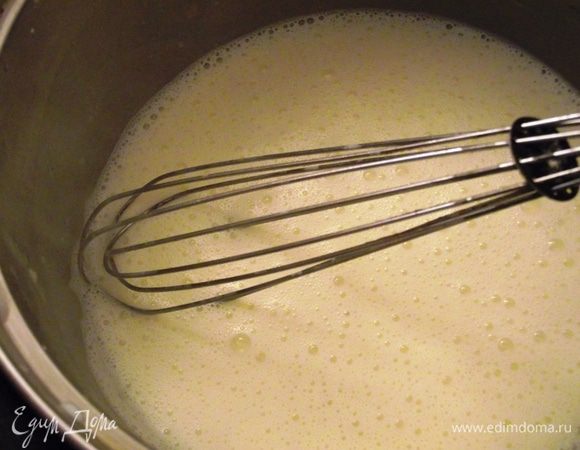 Желтковую массу выливаем в сливки, отправляем на водяную баню и прогреваем до загустения, перемешиваем венчиком.
Когда крем немного загустеет снимаем с бани, добавляем немного кремового ликера и даем полностью остудиться.