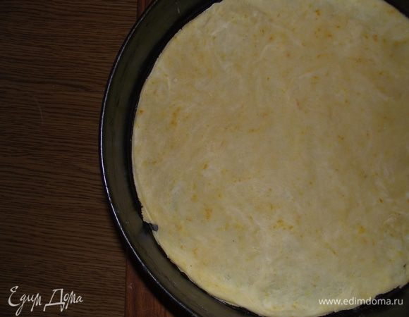 Нагреваем духовку до 180 градусов. Тесто раскатываем в тонкий корж толщиной 2-3 см, выкладываем на дно формы, формируем бортики и прокалываем вилкой.