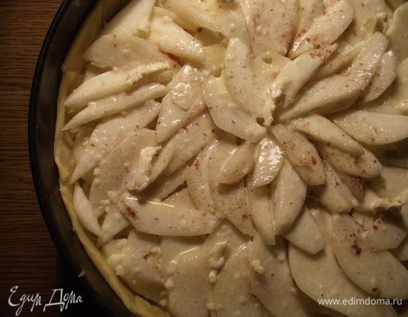 Перед тем как отправить пирог в духовку, верх присыпаем еще сахаром, это позволит закарамелизироваться груше и придаст румяную корочку. Отправляем запекаться на 40-45 минут.


Ароматный, нежный и освежающий пирог готов! 