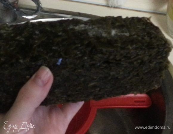Достаньте брикет морской капусты.
