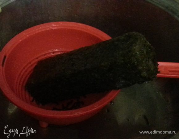 Разморозьте и промойте одновременно, вода не должна быть горячей, а лишь слегка теплой, так слизь уйдет быстрее. Промойте до чистой воды, на это уходит примерно 10–15 минут.