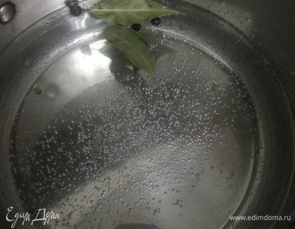 Приготовьте маринад из расчета: на 1 литр воды — 1 ст. л. соли, 1 ч. л. сахара, 1 лавровый лист, перец душистый горошком, перец белый горошком. 1 л маринада хватит на 1–1,5 кг капусты.