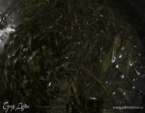 Когда маринад закипит, выложите в него капусту и доведите до кипения, кипятите 5 минут и сразу убирайте с плиты. Остудите, выньте лавровый лист и горошины перца. Переложите в герметичную посуду и поставьте в холодильник.