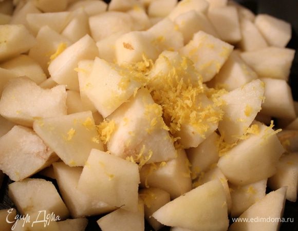 Груши очищаем от кожуры, нарезаем соломкой или кубиками, добавляем цедру и поливаем соком лимона.