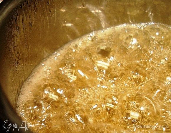 В отдельной посуде топим сахар, добавляем коньяк, корицу и палочки ванили. Доводим до кипения и снимаем с огня.