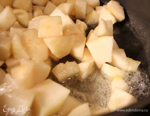 Сироп добавляем к грушам и отправляем на плиту. Доводим до кипения, провариваем 5 минут и выключаем.